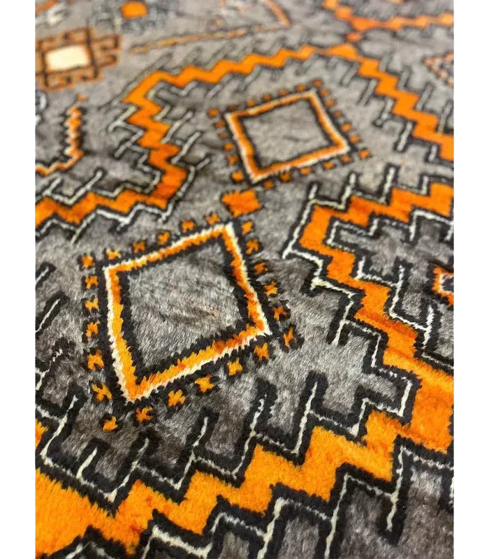 Moroccan Ait Ouaouzguite Wool Rug – 4'8" x 8', Dark Grey & Orange - cooperativeatma